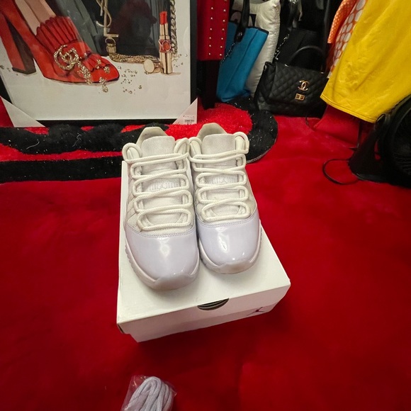 WMNS AIR JORDAN 11 RETRO LOW (white/purple) - Picture 5 of 6